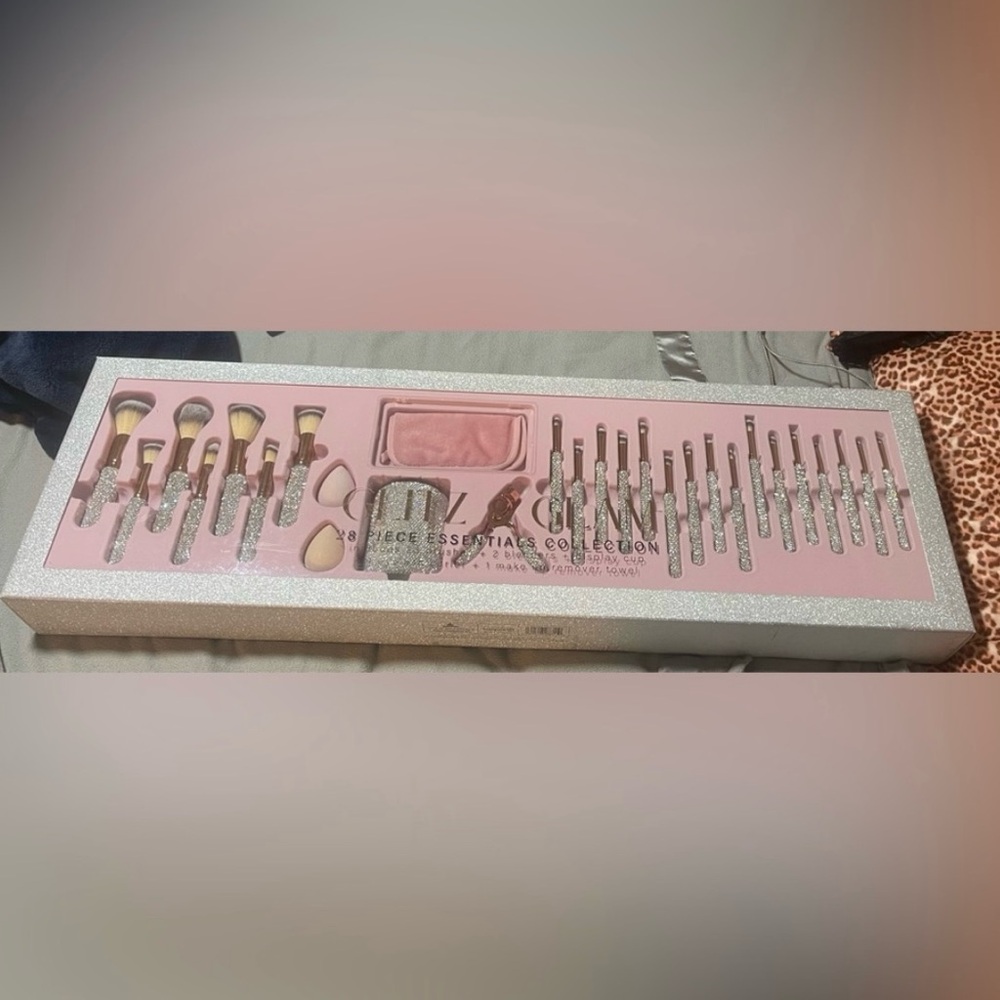 Brand New Luxurious 28 piece Silver Rhinestone makeup Brush Set